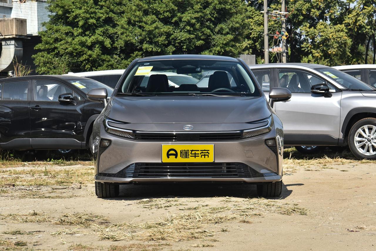 我去年买的卡罗拉双擎先锋版，裸车9.9万，比同配置1.2T贵了8000块。当时销