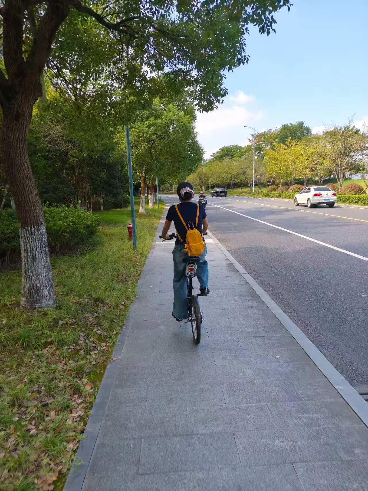 秋天来了，气温逐渐降低，我依然坚持锻炼身体，因为通过锻炼可以促进身体的新陈代谢，