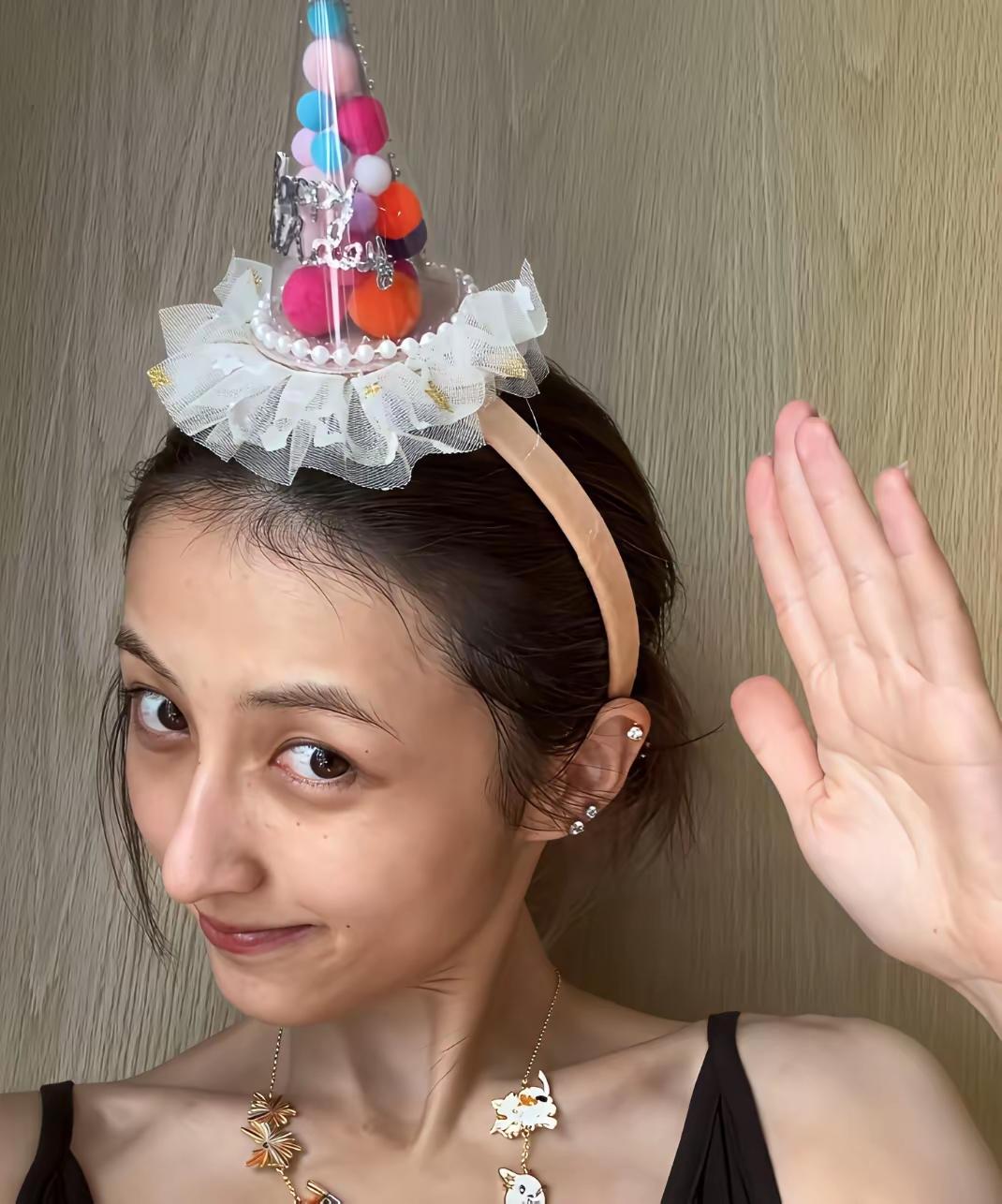 天呐！这孩子怕是病了吧，都瘦骨嶙峋了。张子枫25岁生日那天，晒出三张照片，一副
