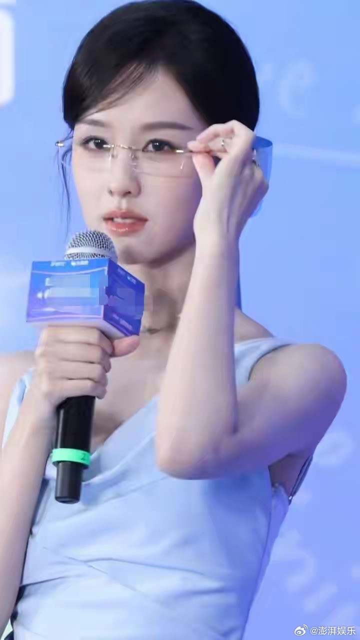 给陈都灵戴无框眼镜的人简直是天才标准的瓜子脸，眼睛扑朔迷离，浓浓的眉毛，樱桃小嘴