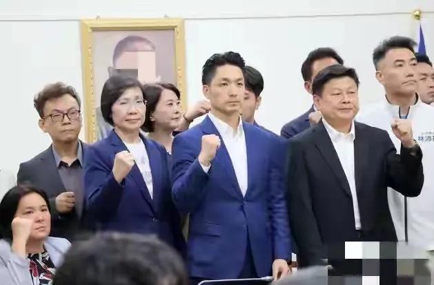 蒋万安抛出重磅后，三份最新民调出炉，卓荣泰摊上事了！近段时间以来，岛内问题油一