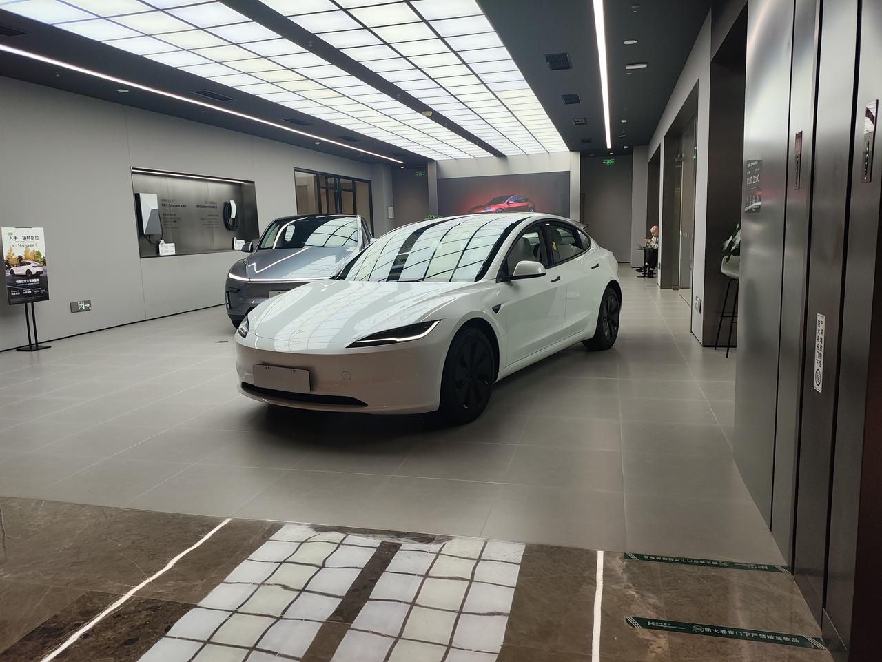 为何特斯拉销售如此“懒散”？特斯拉门口没有前台接待，接待区在后面，给我的感觉就