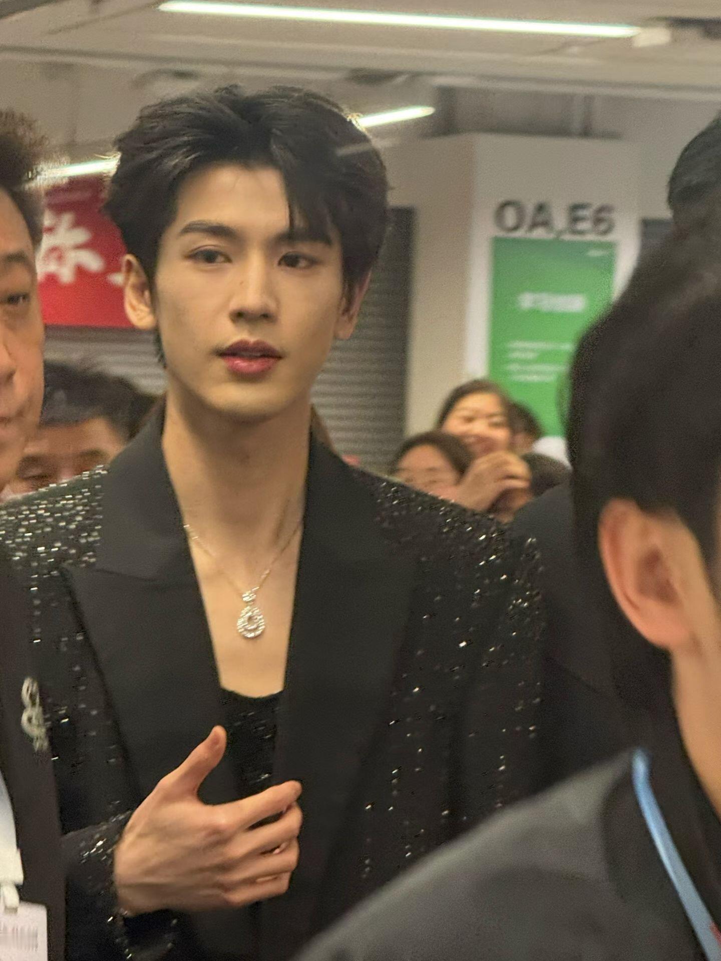 凌赫人群中好耀眼的一张脸…所到之处听取哇声一片😖😖张凌赫北京线下活动