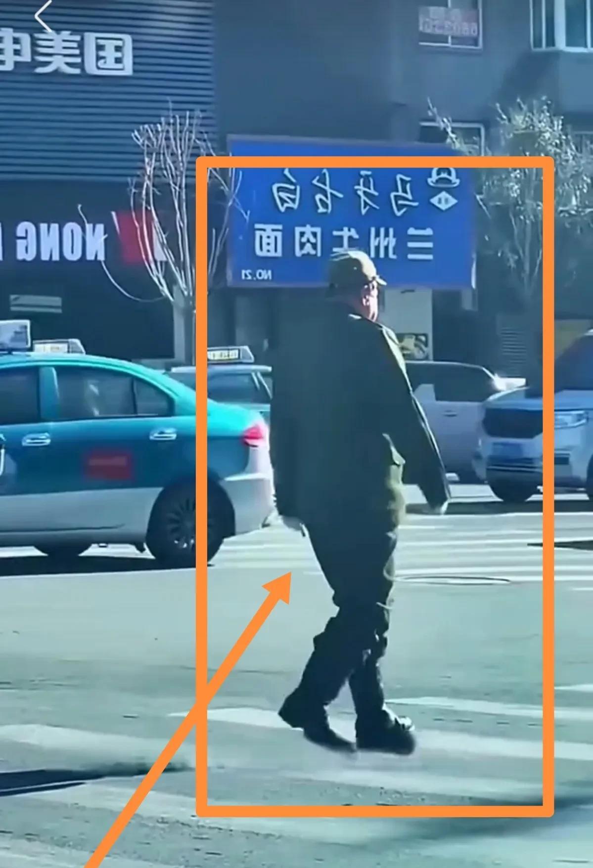 胆子太大了！大白天竟然穿着日本军服招摇过市！在大街上，看见一位年纪不算小的大哥，