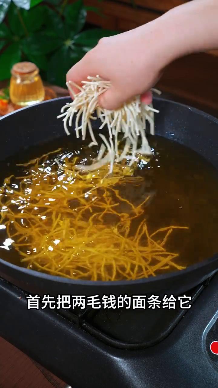咸蛋黄面条。10个人有12个人都不知道，面条买回来别再只会煮着吃了。今天在饭店