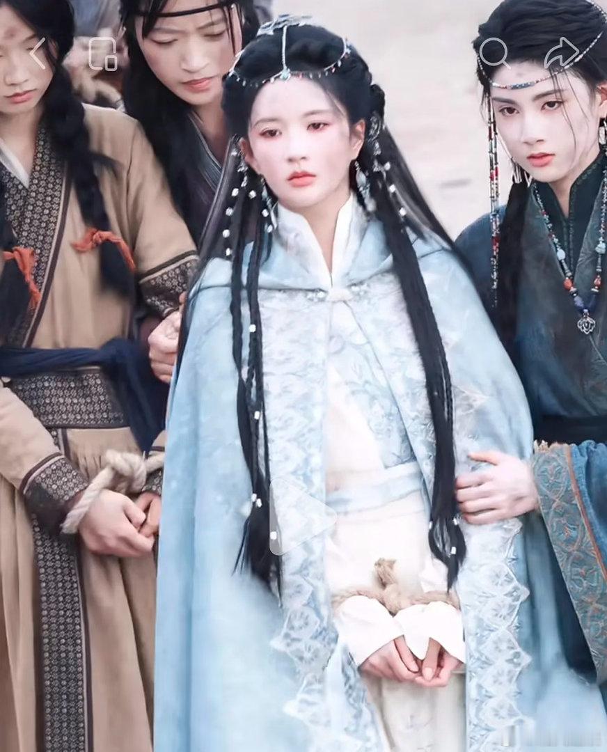 刘些宁不适合这种造型看起来没脖子肩也窄
