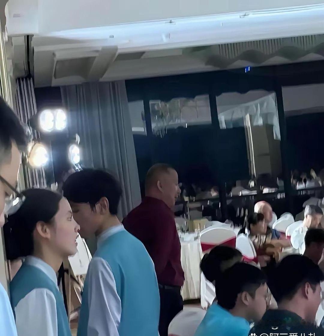 网上说‏⁠‎这是杨超⁠越在酒店打‏‎⁠工时拍的照片，那时候⁠‎她确实挺好看⁠的﻿