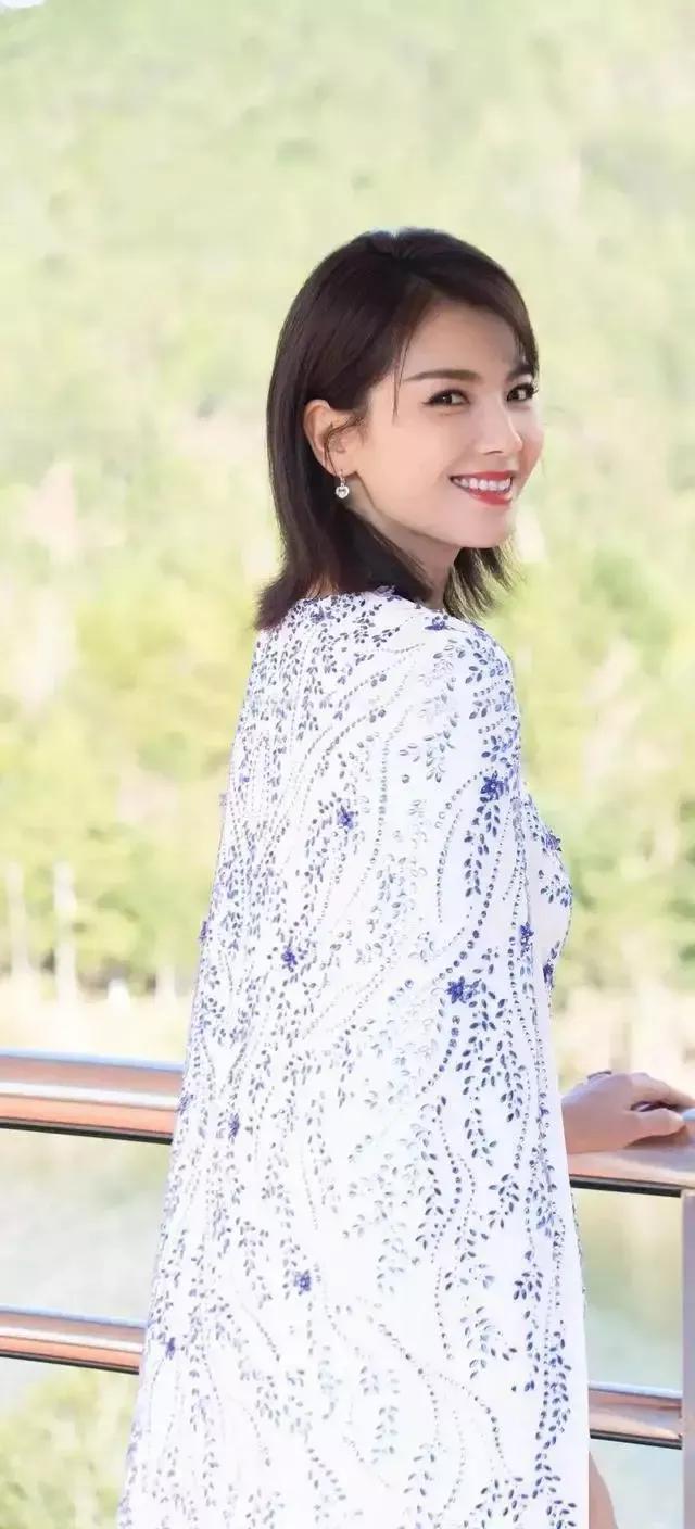最有气质的美女；梅婷慵懒厚重，矜贵烟火气，眼里藏着故事，松弛不刻意。年轻时一