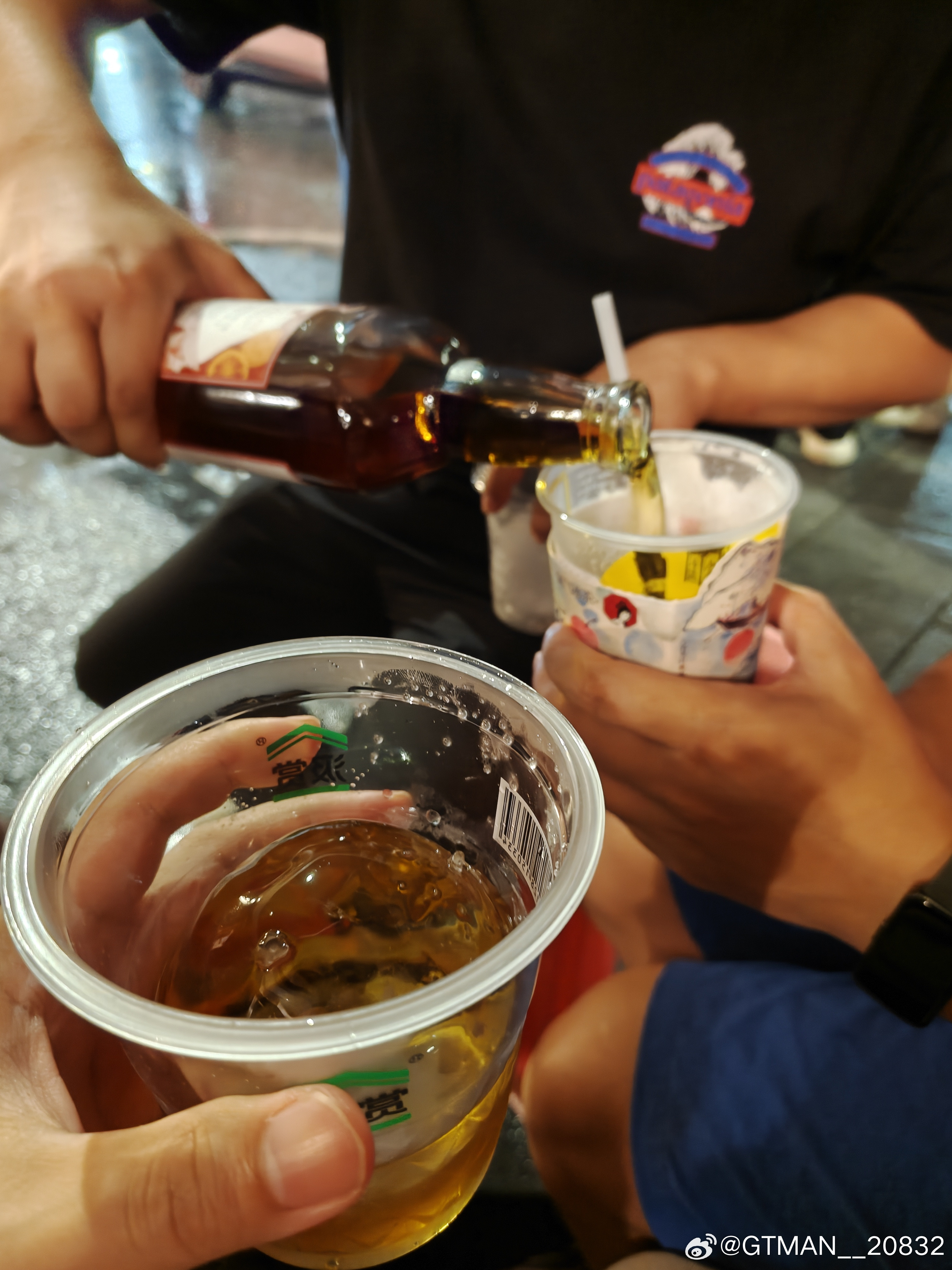 闪击重庆，排队一个多小时也要吃。​​​
