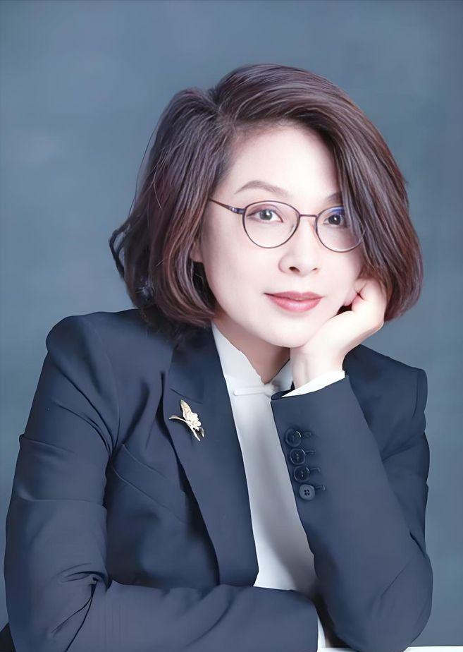8月21日，马光远没有骂张丹丹“何不食肉糜”。他只做了一件事：翻她的简历，然后盯