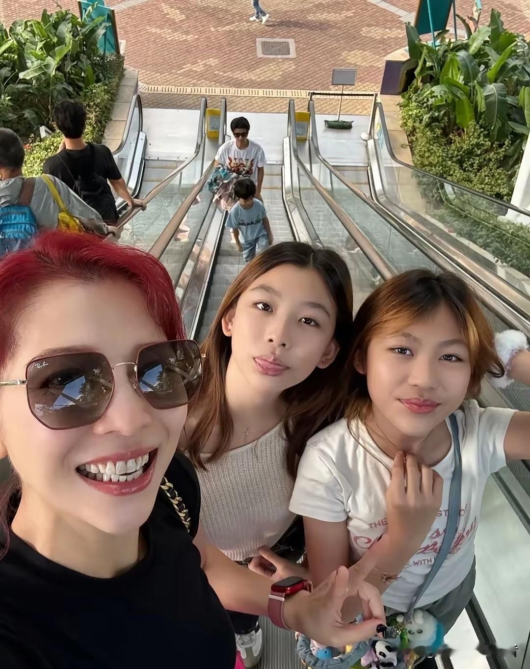 蔡少芬竟然有三个孩子，两个女儿，一个儿子。这三个孩子真是踩着基因的优点长大。看起