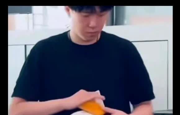 头：我也有皮夹子，也是黄色的呢！不得不说头哥是真得超会显摆！自从上次在机场肖爹说