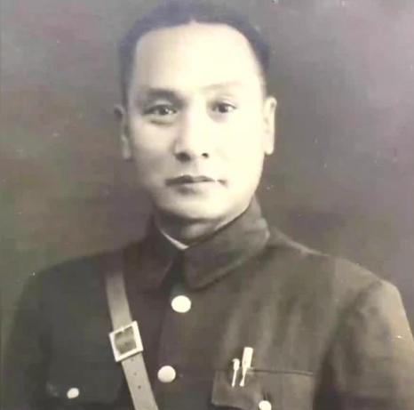 1950年，牵头起义的卢汉没当上省主席，当场愣住。陈赓上前低声解释，卢汉听后瞬间