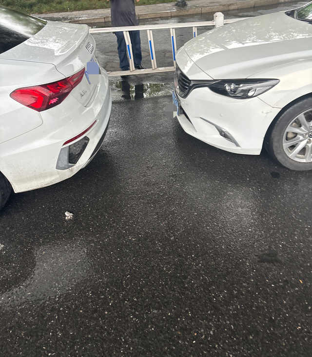 我的A3被追尾了，对面车标掉了不得不说这个车后保险杠是真硬，下午等红绿灯的时候