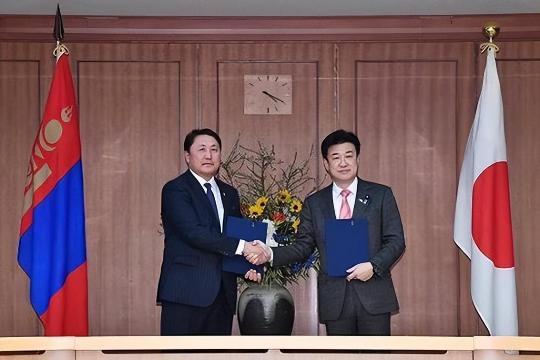 反华的国家当中，蒙古国绝对能排得上前三，甚至网上有人说能排第一。还有个流传很