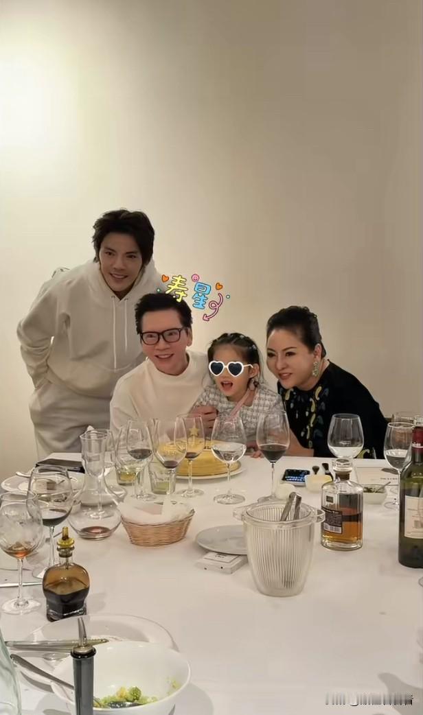 怪不得有媒体拍到向佐郭碧婷现身香港，原来是向先生过生日，一家四口赶赴香港，给向先