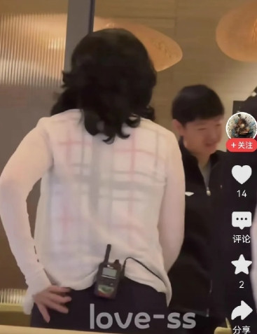 说真心话有多少人看晃眼了的？以为站在孙颖莎对面的卷发格子衫的是那个谁的。这身