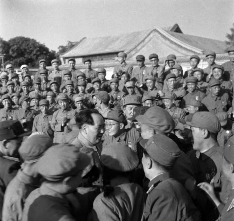 毛主席挤在人民群众中间欢声笑语，其乐融融！