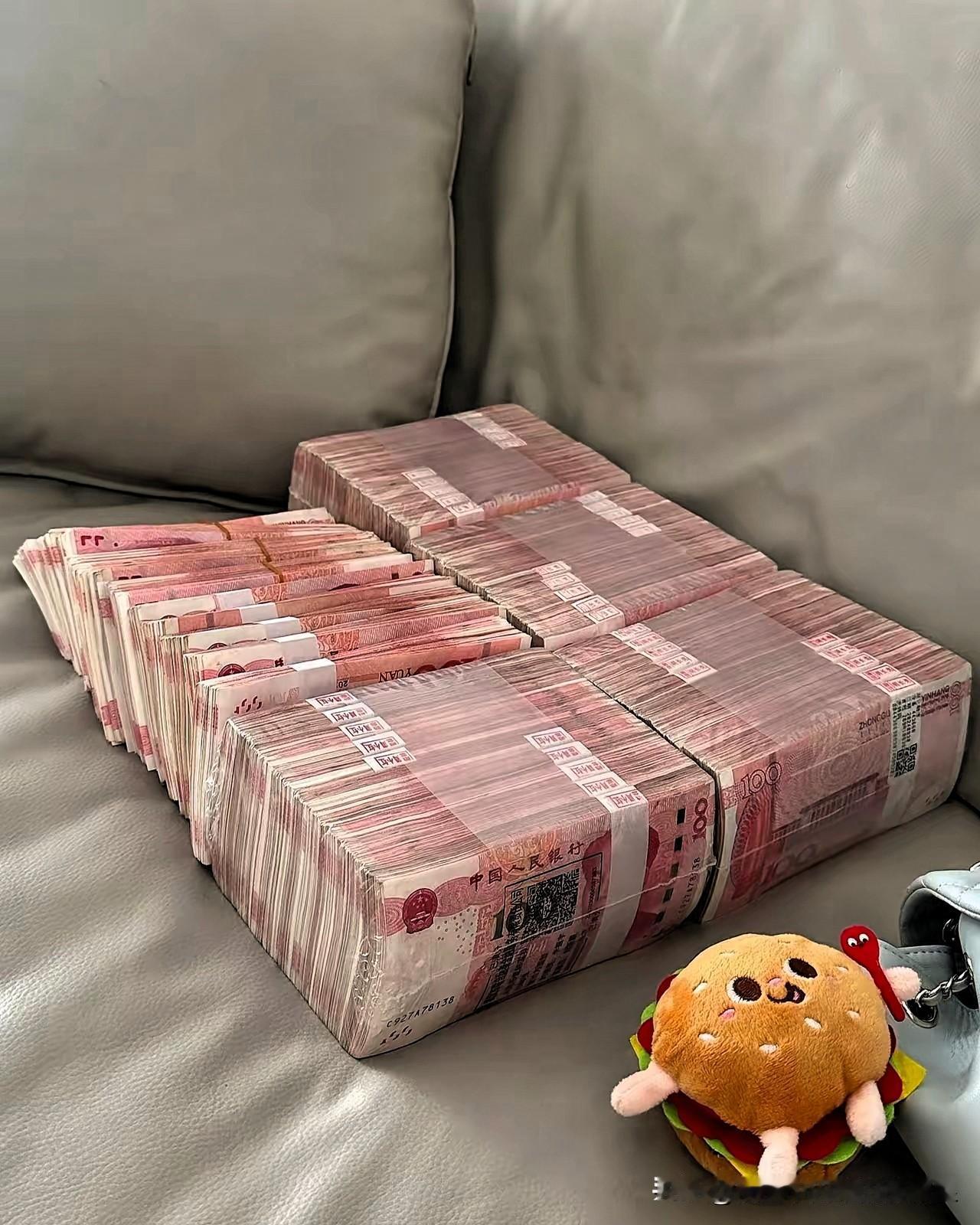 六大银行的消息一出，我赶紧把银行的40万全取了！五大行停售5年期大额存单