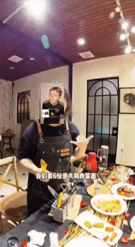 印度阿三再一次刷新我的认知！ 成都有家意大利餐厅，老板正忙着招呼客人，店里的