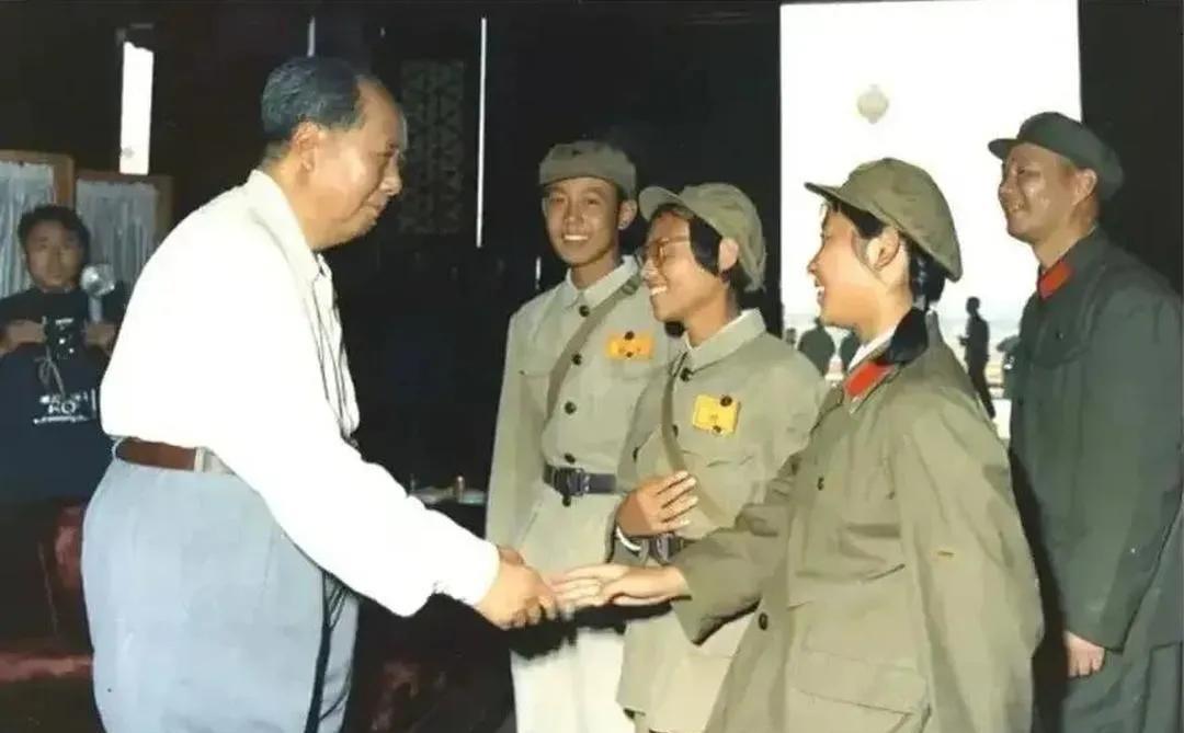 1966年，毛主席在天安门与林豆豆握手的瞬间，旁边还有宋任穷的女儿宋彬彬、以及王