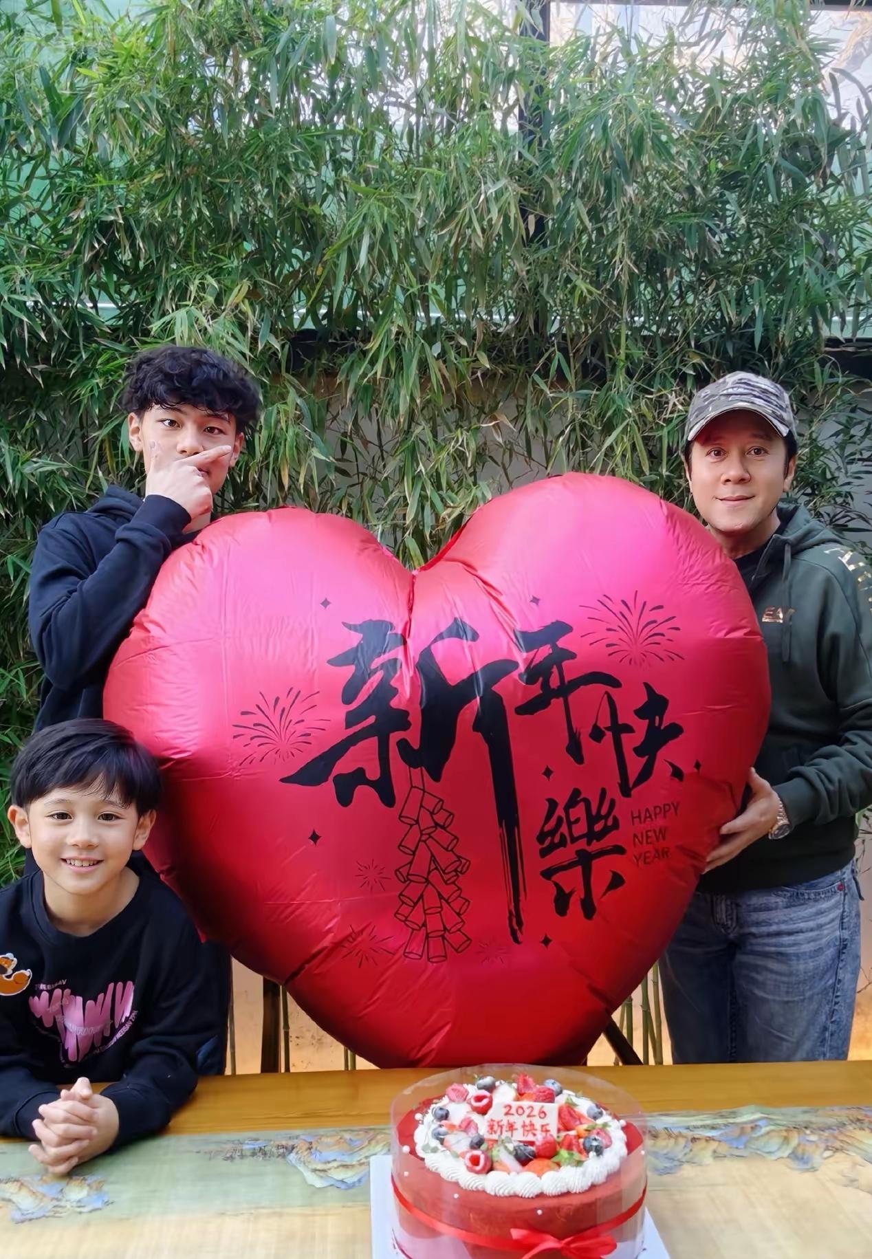 蔡国庆分享与两个儿子元旦合影，两个儿子都非常帅气，颜值完美遗传了妈妈和爸爸的优良