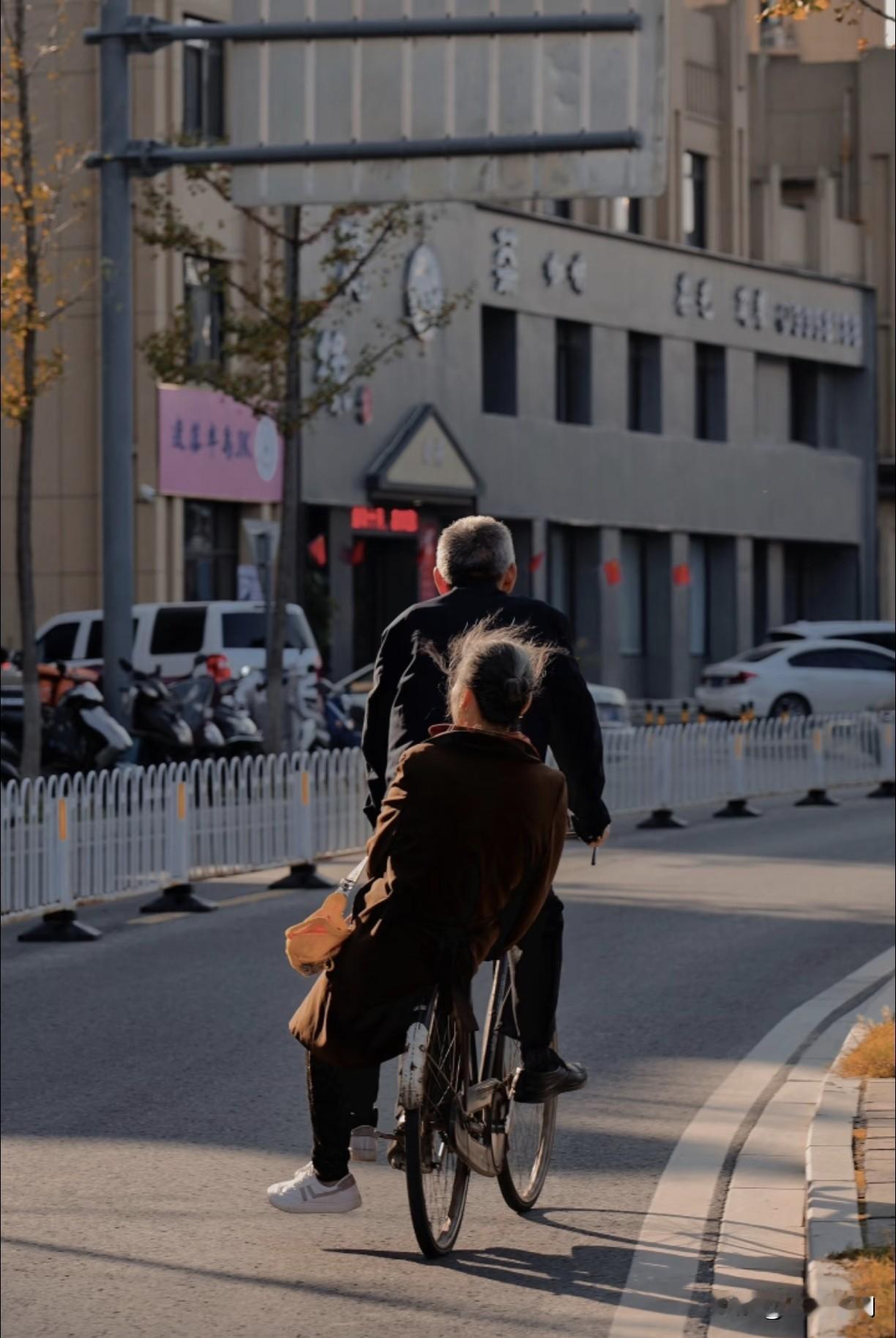 有个殡葬公司的工作人员说：“送别太多长辈以后，我才理解，人一旦死了，他生前穿过的