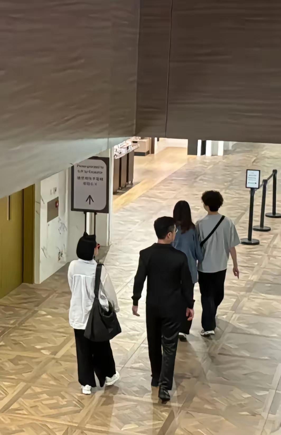 10月2日，有网友在香港偶遇小S，她和老公许雅钧一起陪妈妈逛商场的画面。小S