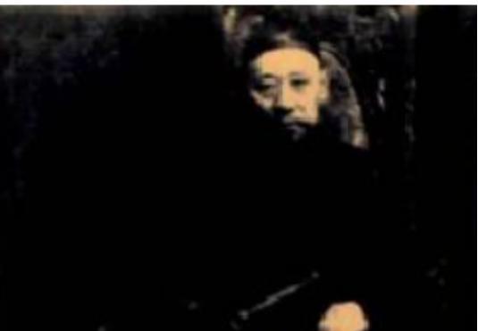 1925年，一位南京的孕妇因为难产而死，家人正准备为她下葬，但是抬棺材的人却突然