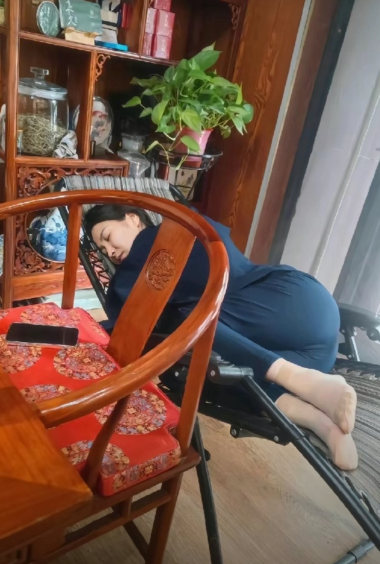 老板每天干不完的活累的睡着了