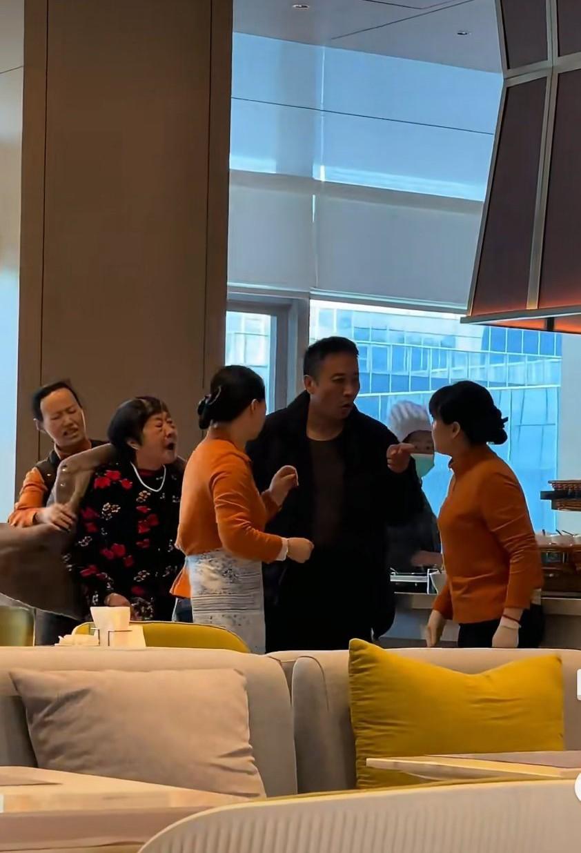 某酒店内，早上9点半一对母子，老母亲估计七八十岁了吧，坐下吃早餐，男的自己掏出塑