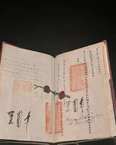 很多人以为香港回归，是因为九十九年的租约到期了，时间一到，物归原主。这个说法流传