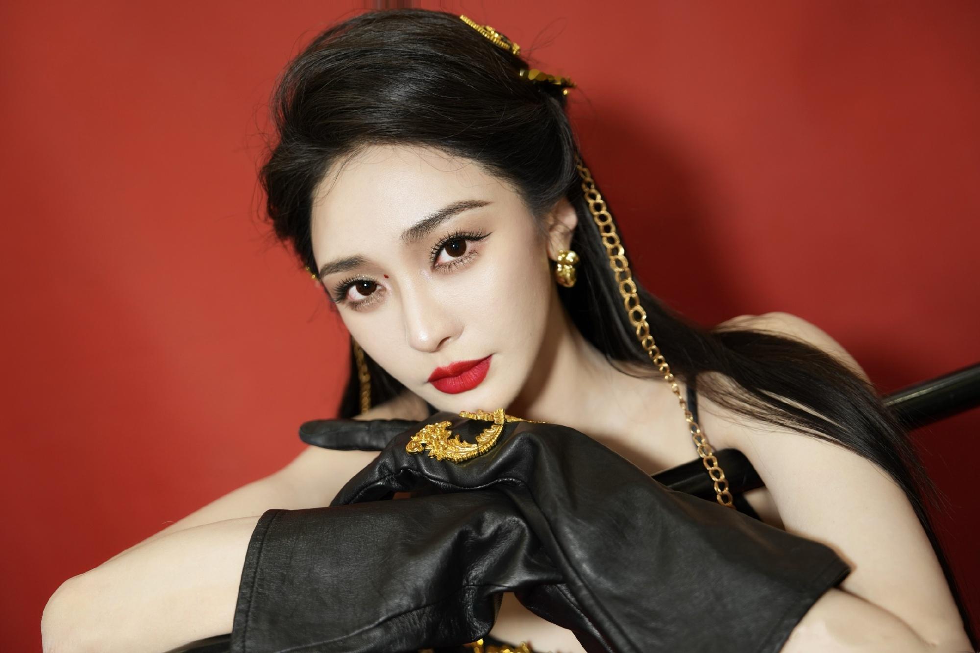 陈冰浓颜大赏：红唇黑裙，清冷魅力迷人。陈冰