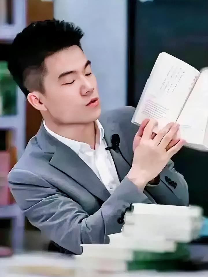 董宇辉说：“当孩子不想读书时，请把“空瓶子”的故事告诉孩子：一个空瓶子值一