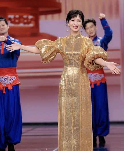 赵雅芝的高定礼服刷屏了丁非究竟是个怎样的品牌？有魄力使用如此强烈的金色，更有魄