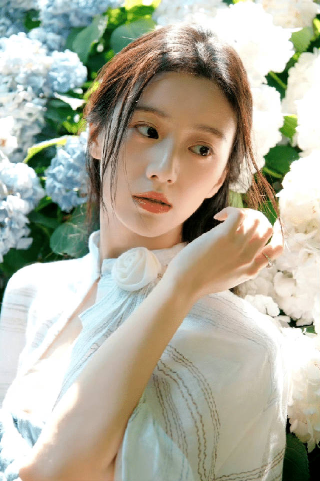 包上恩绣球花少女好清纯直接吻上包上恩这套了，太适配了，包上恩笑起来好甜啊，有种