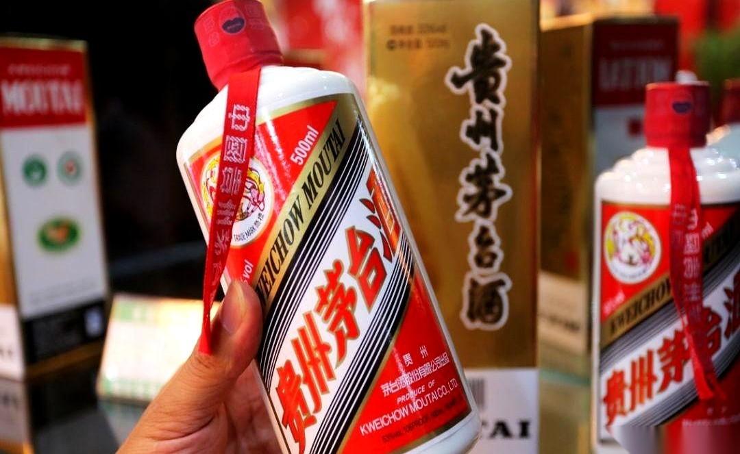 茅台又出手了。8月8号，全国42家自营店，飞天茅台的价签，从1719元，换成了