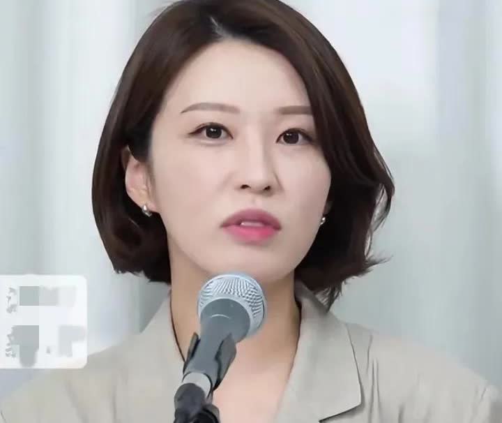 韩国人可能不懂什么叫“戏子无义”，安贵玲就是电台主持人出身，也就是一名实打实的戏