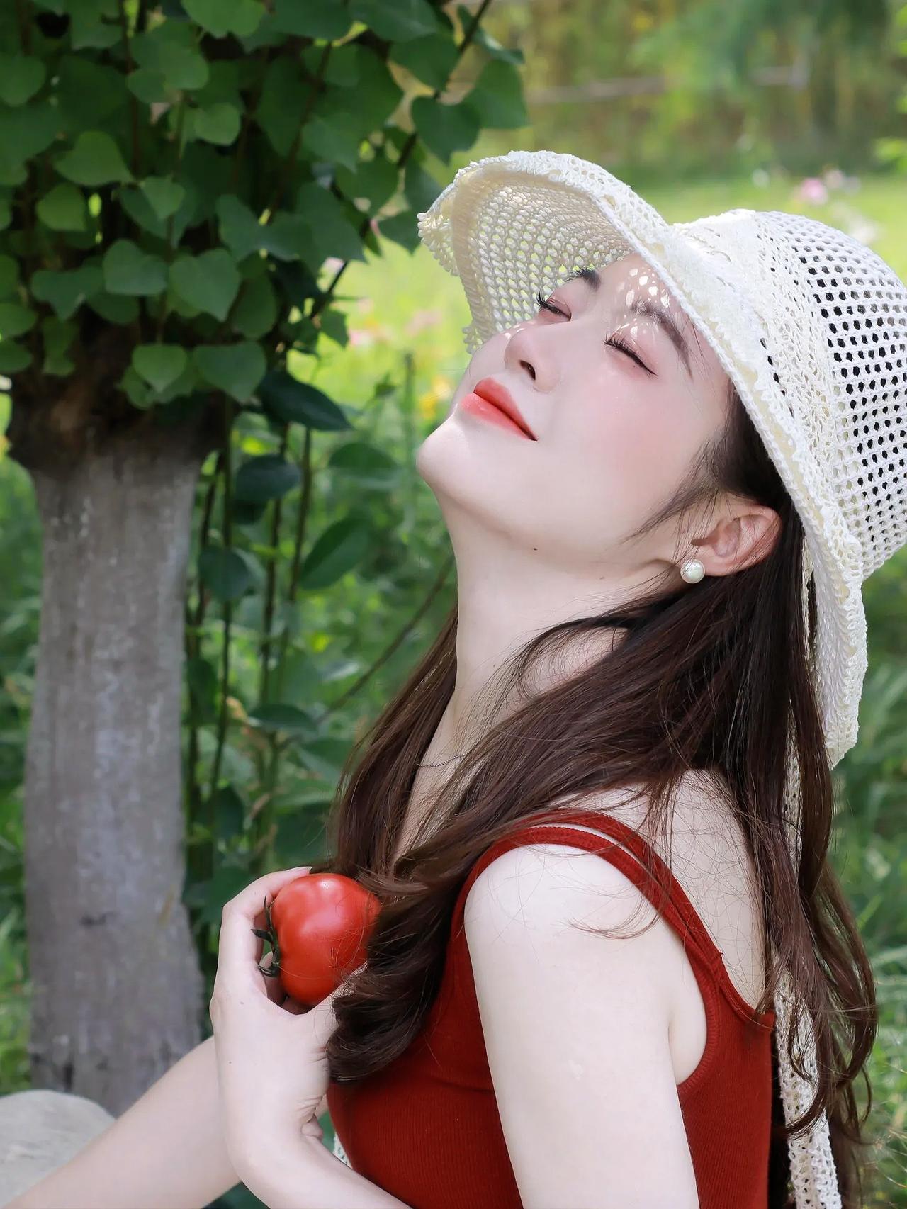 《夏野红柿》原创诗词原创看图片配诗绿影摇风蝉语，红衫映日娇妩。手捻小番茄