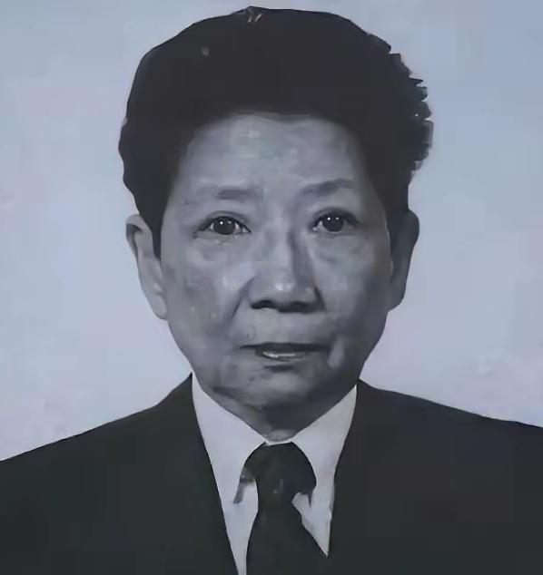 1994年，孔令伟去世，其姐孔令仪为她脱去男装，换上旗袍，画上淡妆，随后低头啜泣