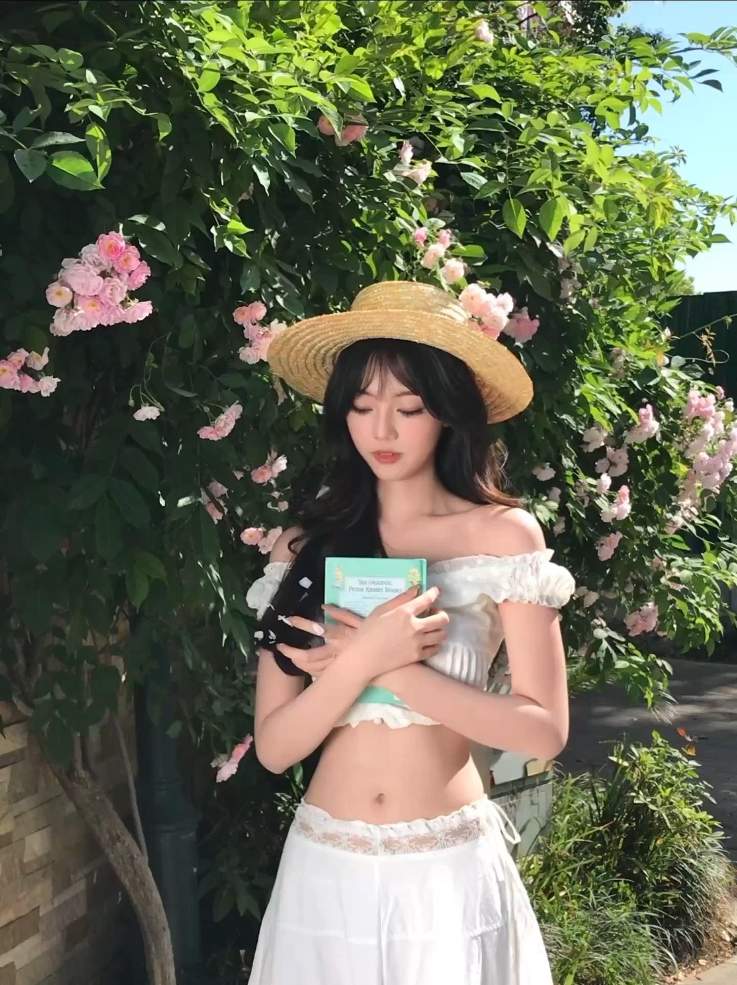 又是艳阳天☀️ 小区的蔷薇开啦，收获一整墙的浪漫呀💕
