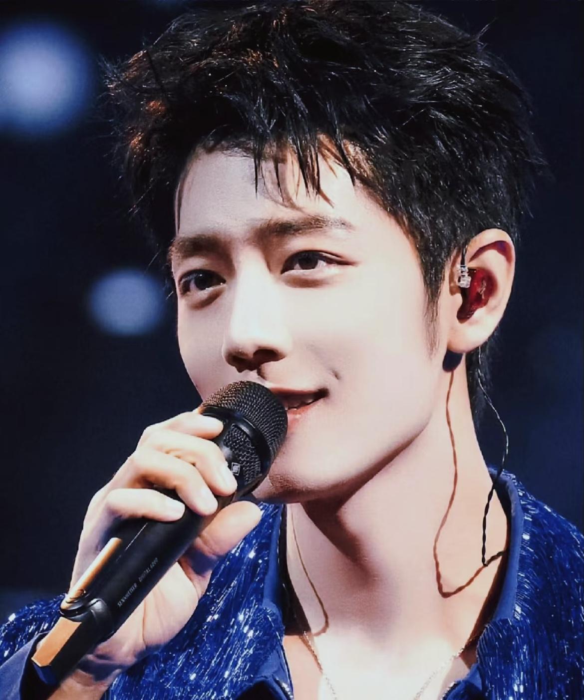 肖战加盟春晚传闻引粉丝热议，虽其曾登央视舞台，但此次加盟重庆春晚消息未获官方证实