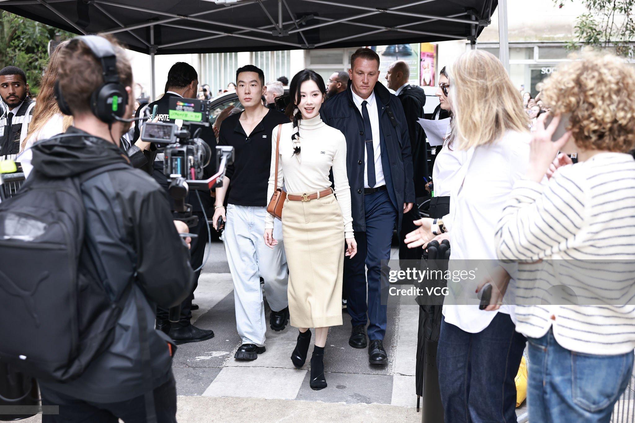 刘诗诗去看陈昊宇演唱会了刘诗诗在复制粘贴的时代，你是手写的诗[玫瑰]​