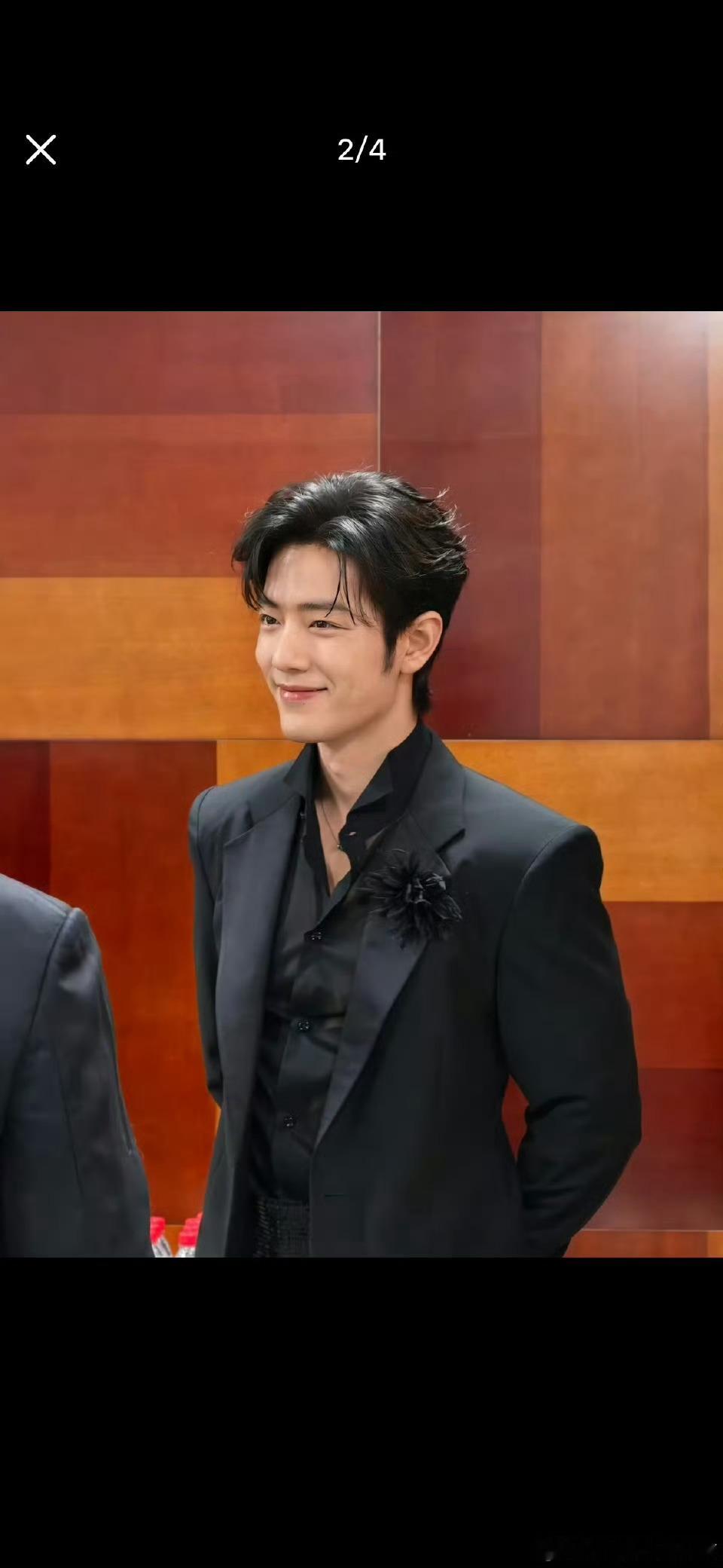 肖战电影节穿的一身黑西装很精神啊，就是眼睛有点不协调