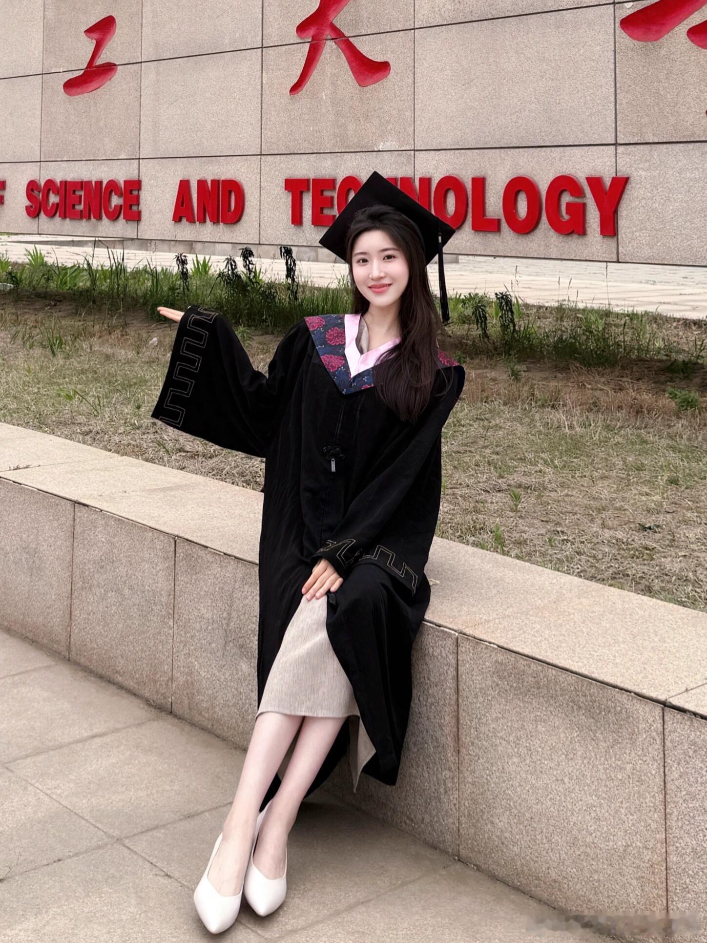 白色高跟鞋与黑色学士服，颜色上的反差美~​​​