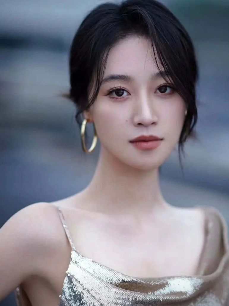 我敢说蓝盈莹绝对算全网最傻的人但凡她聪明一点就应该吸取浪姐的教训，低调拍