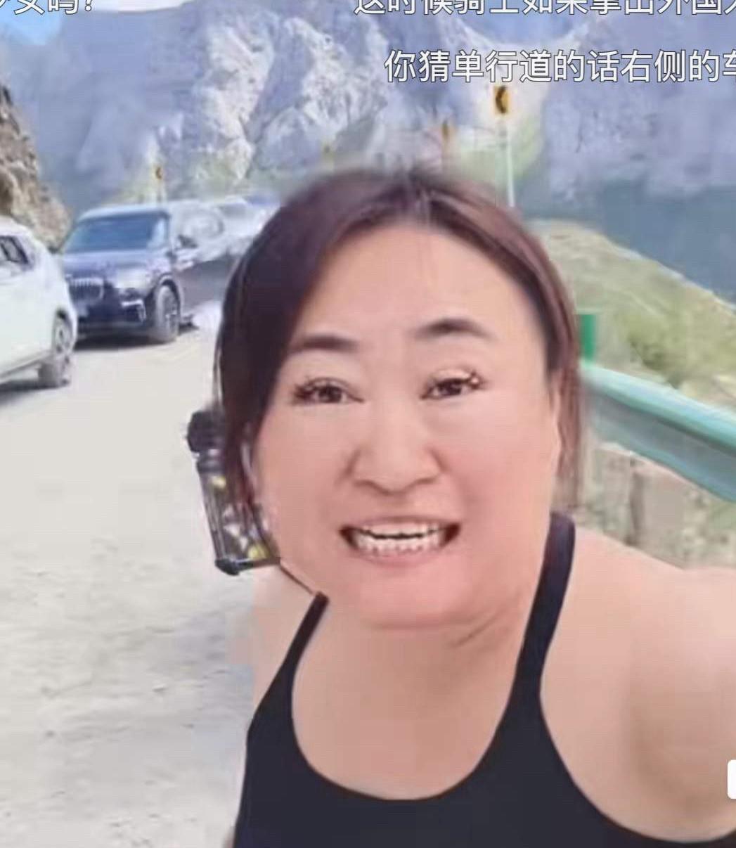 西藏，一男子骑摩托车自驾游，行驶在在半路上，突然遇一辆白色开奔驰车逆行超车，男子