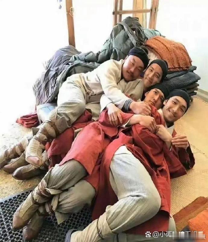 刘亦菲心里想着：“我真的和你们格格不入哈哈哈”，这种反差感超可爱。​​​
