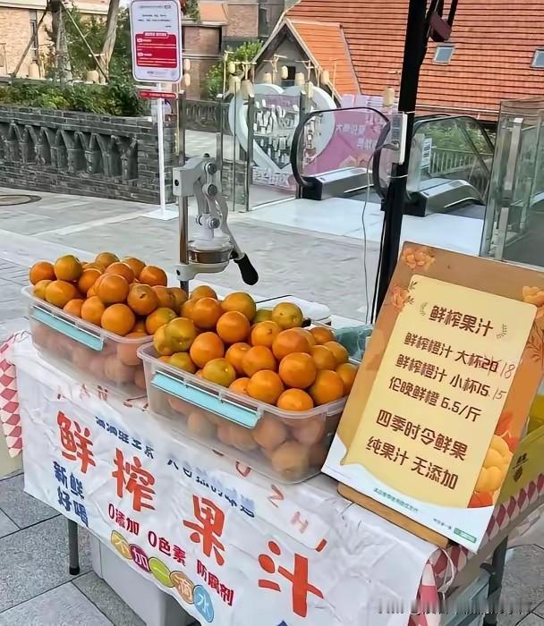 太黑了！20元一杯景区现榨橙汁全是套路！6个橙子当道具，全是科技狠活很多人