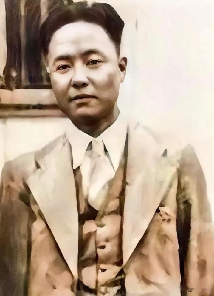 他留下的单人照片太少了，就这张还是和丁默村合影的，其余的就是汪伪政权政府成员的大